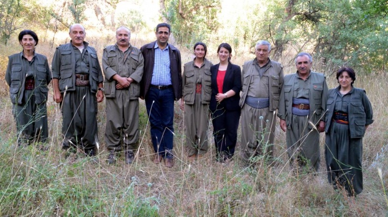 İdris Baluken (chemise à carreaux) et Figen Yuksekdag (top rouge) en compagnie des membres du du groupe terroriste PKK