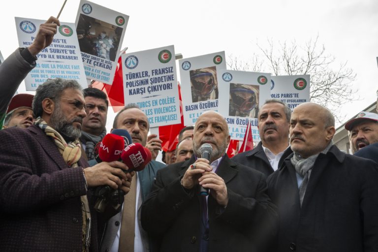 les journalistes devant l'ambassade de France à Ankara