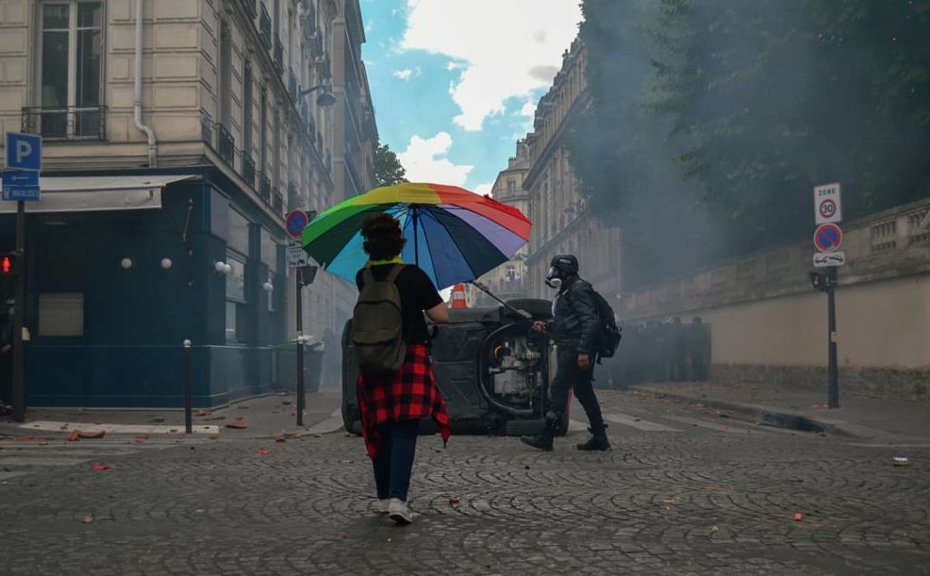 Moun avec son parapluie sans les black bloc