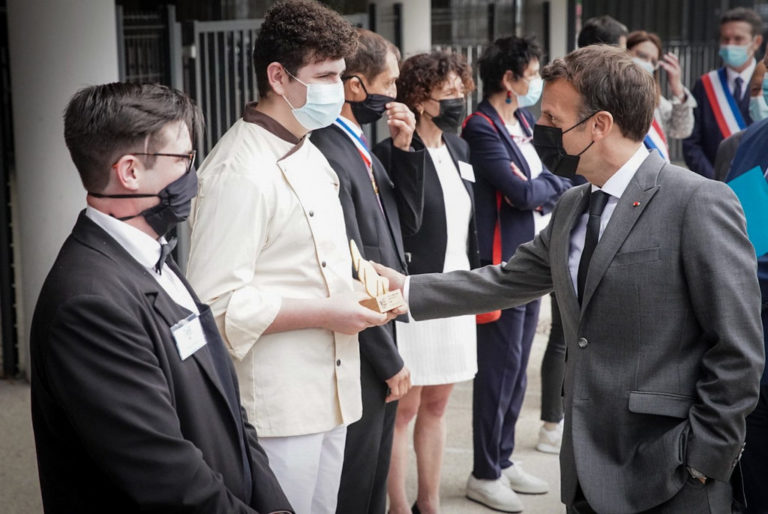 gifle Macron