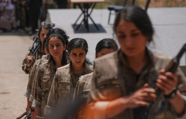 Dans une grotte reculée de la région de Surdaş, près de Souleymaniye, un groupe de trente membres du PKK, dont quinze femmes, a franchi un pas inattendu vers la paix : ils ont volontairement détruit leurs armes.